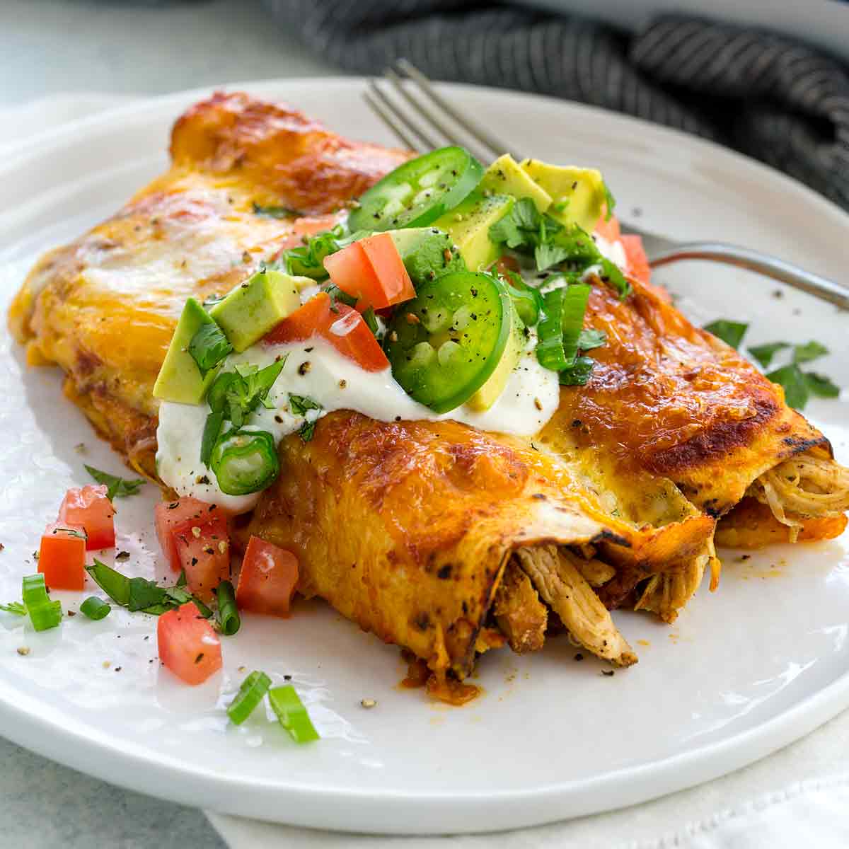 Enchiladas con salsa de tomate y aguacate